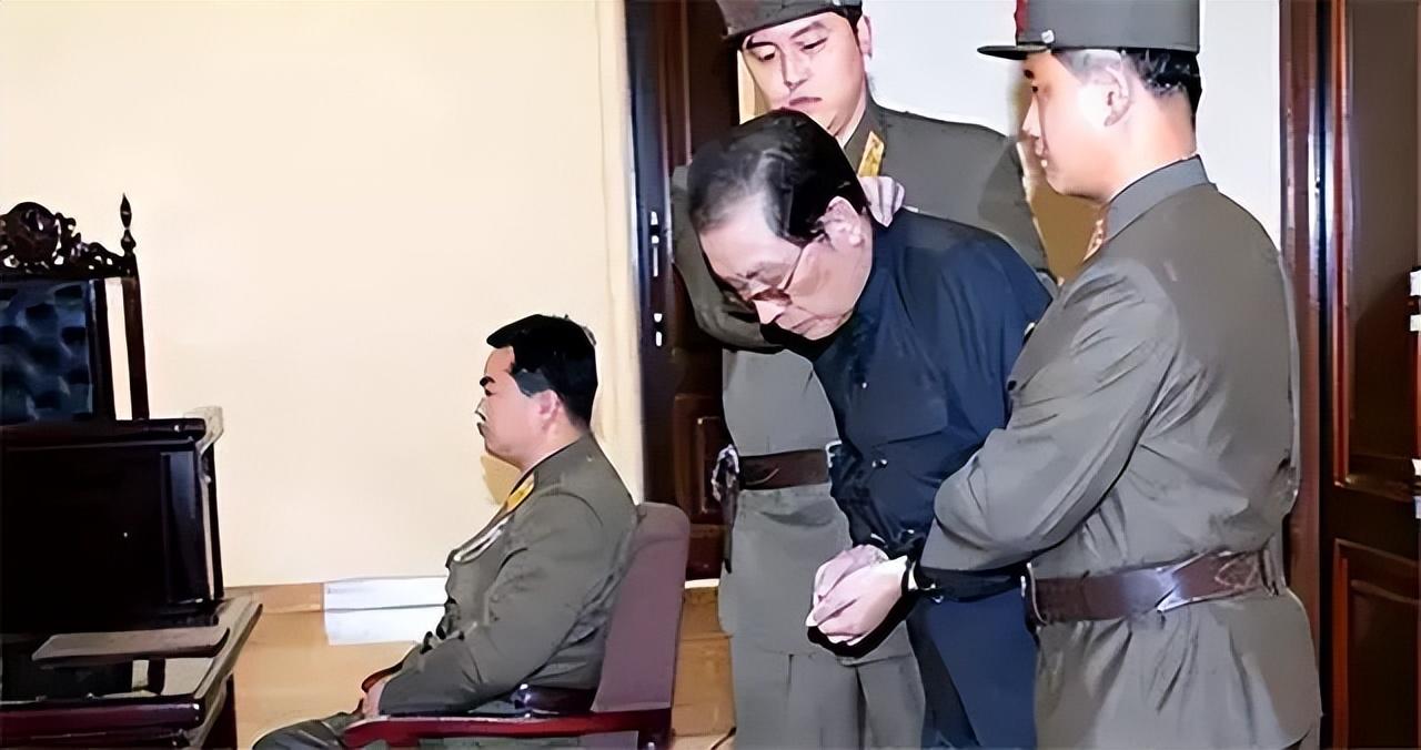 朝鲜13年前“2号人物”张成泽的审判现场 双手被绑、面部明显伤痕