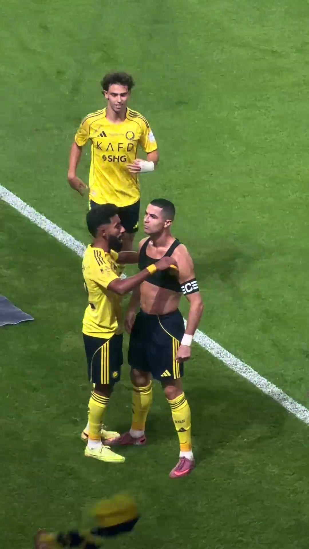 一身腱子肉C罗这庆祝