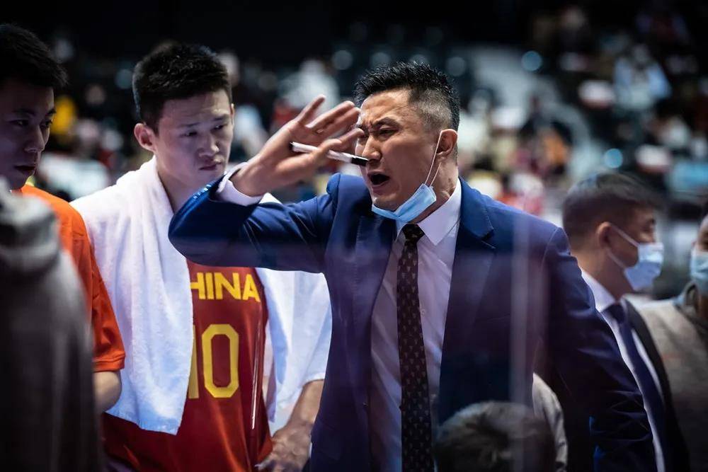 男篮世界杯中国大胜日本，砍下24+11的周琦不幸伤退